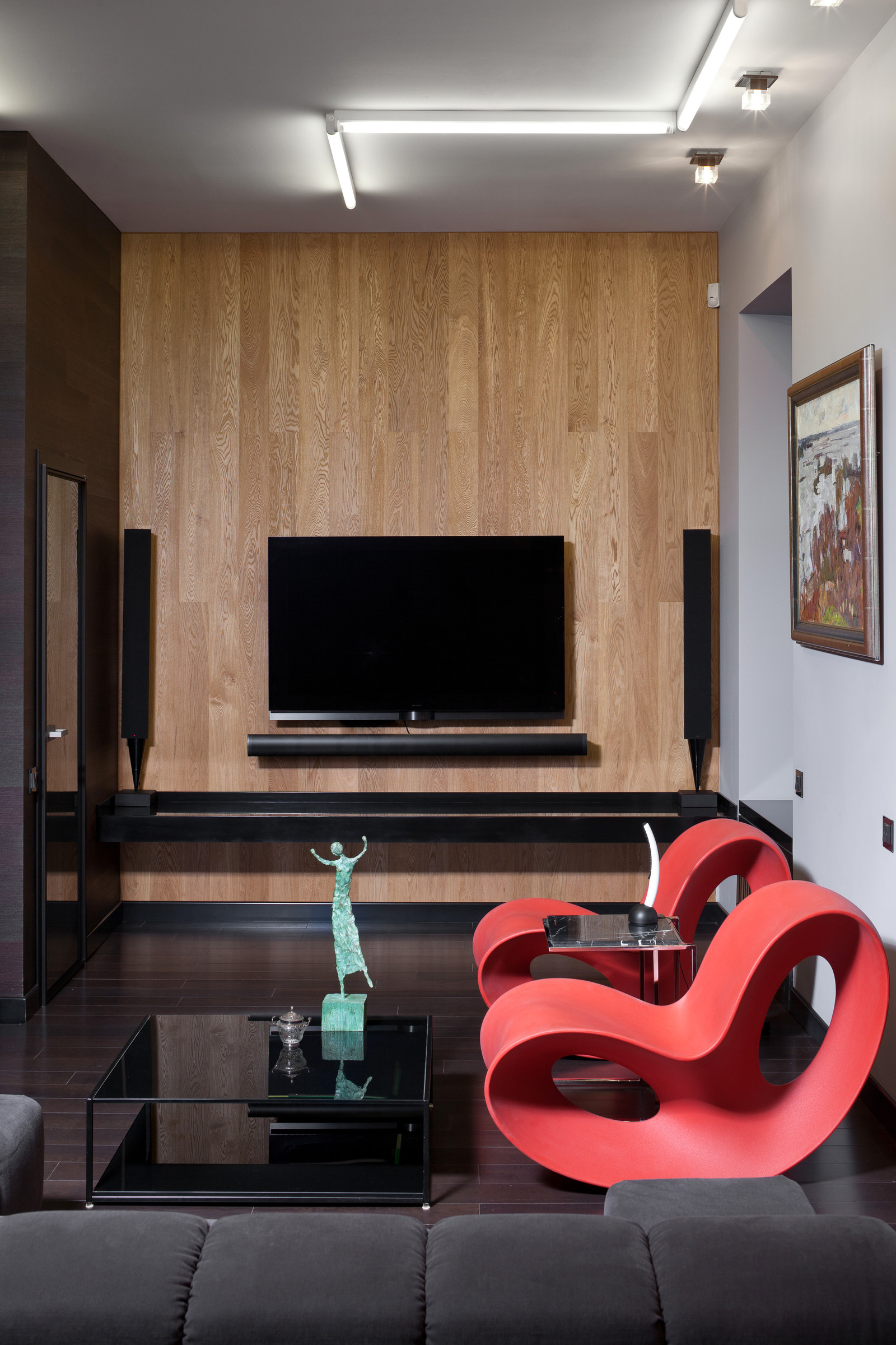 Дизайнерские красные кресла в интерьере гостиной в современном лофте