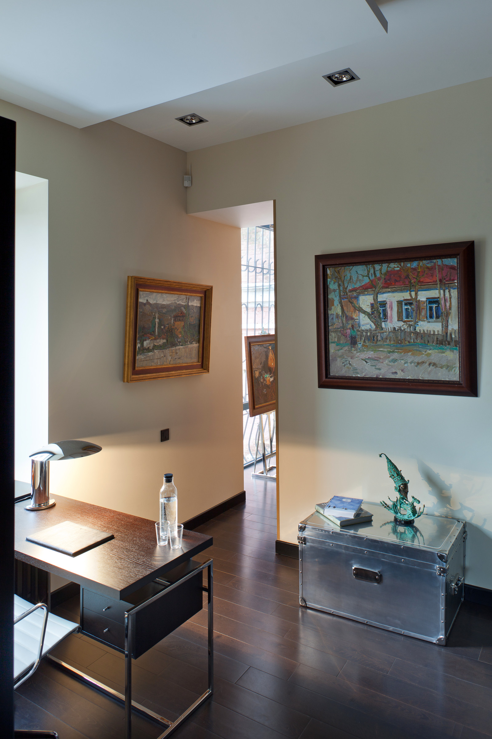 Картины в интерьере домашнего офиса в современном лофте