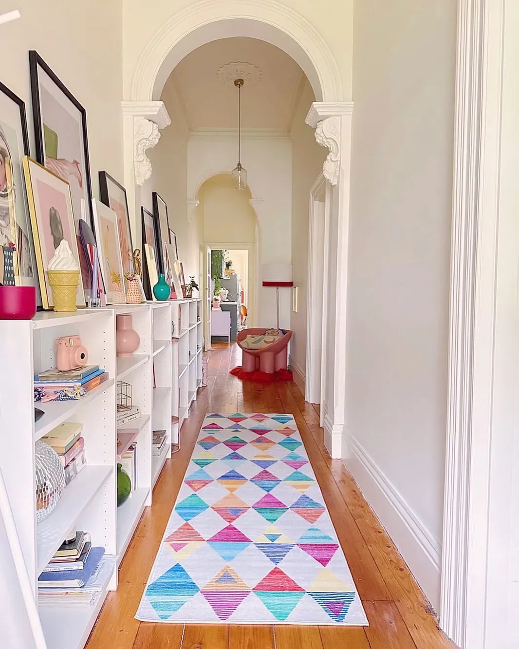 Коридор с ярким ковром и открытыми полками