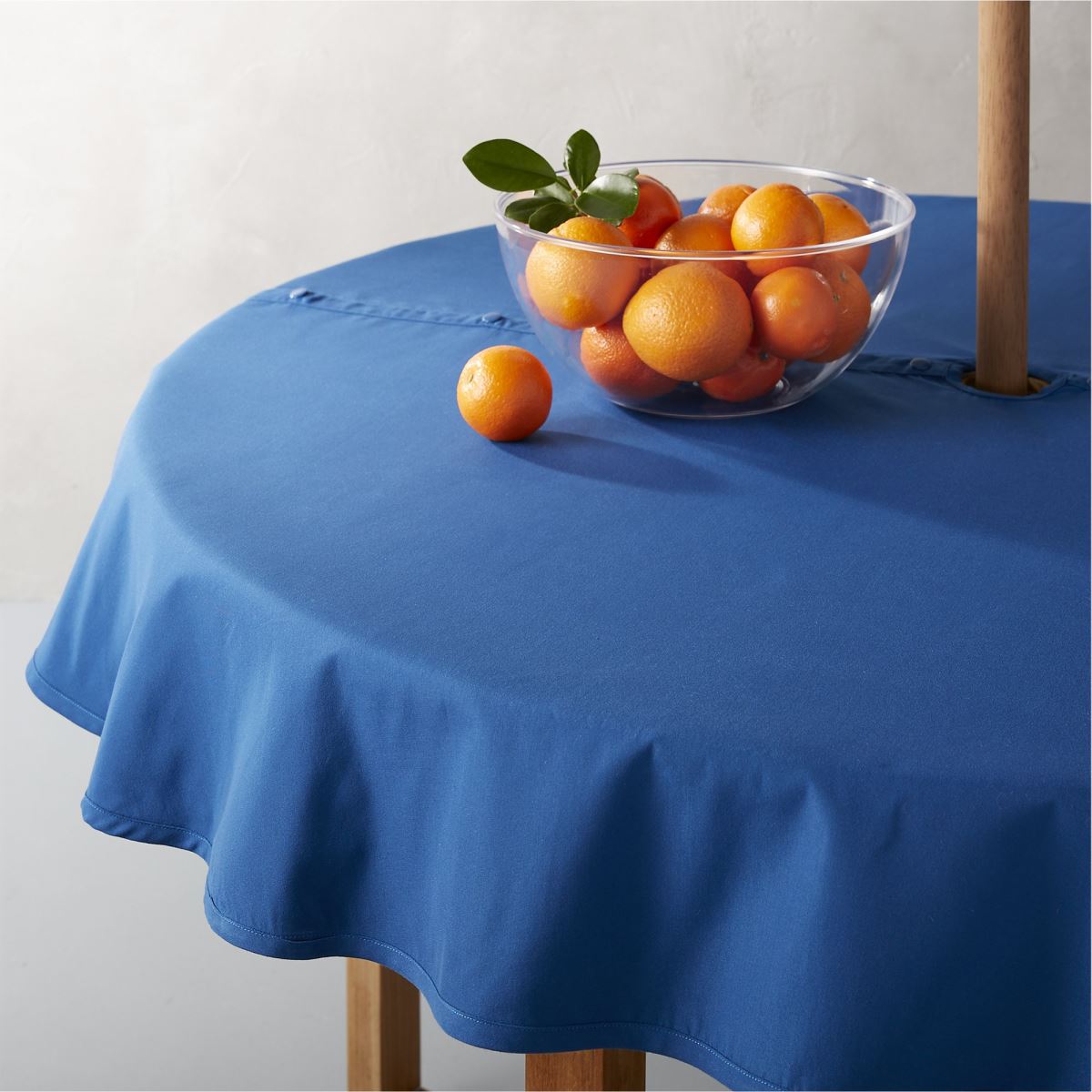 Голубая скатерть на стол-зонтик