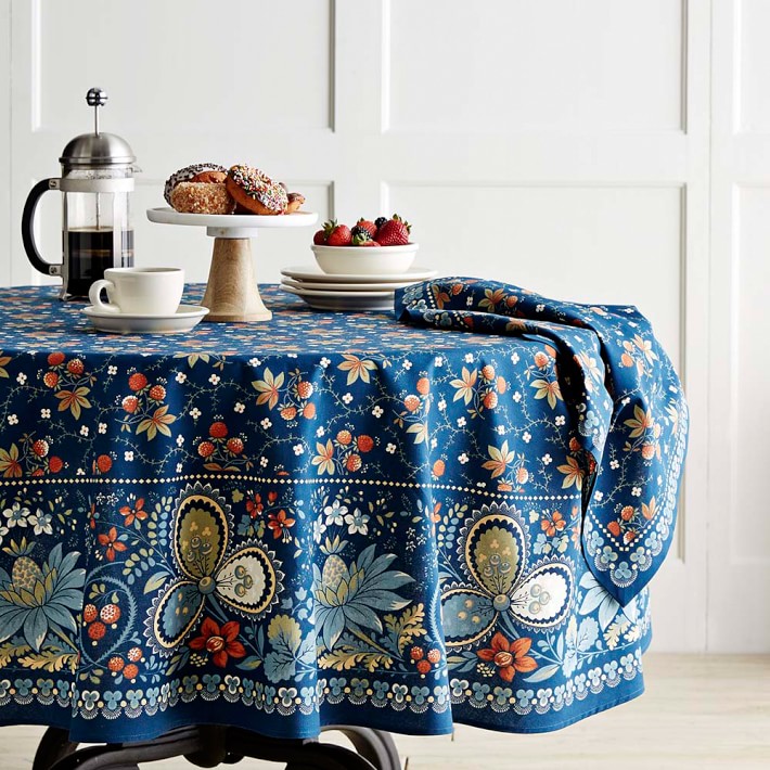 Синяя скатерть с цветами на круглый обеденный стол
