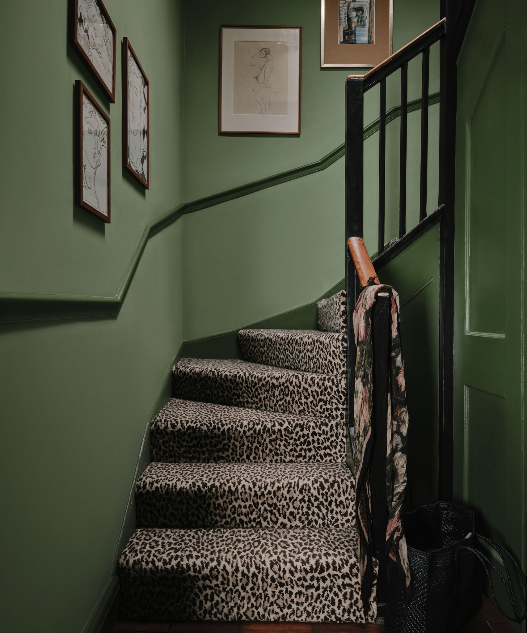 Лестница с зеленой стеной и ковром с узором