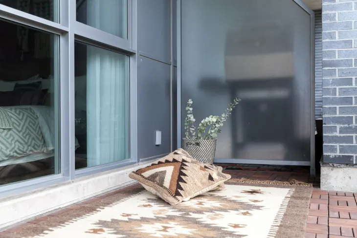 Мини балкон с ковром и подушкой