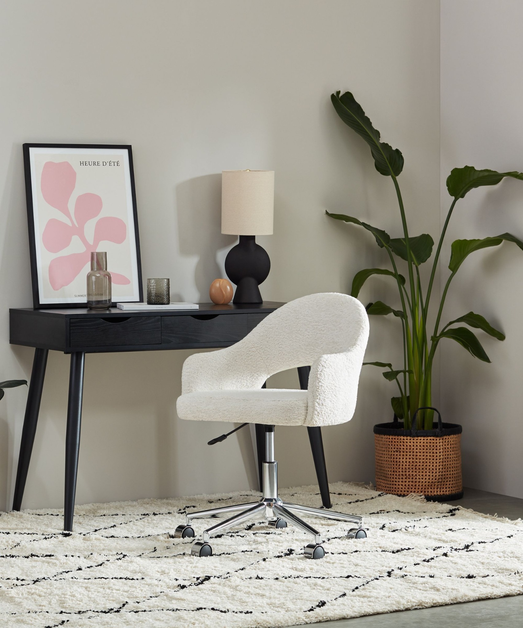 Минималистичное рабочее место с креслом и растением