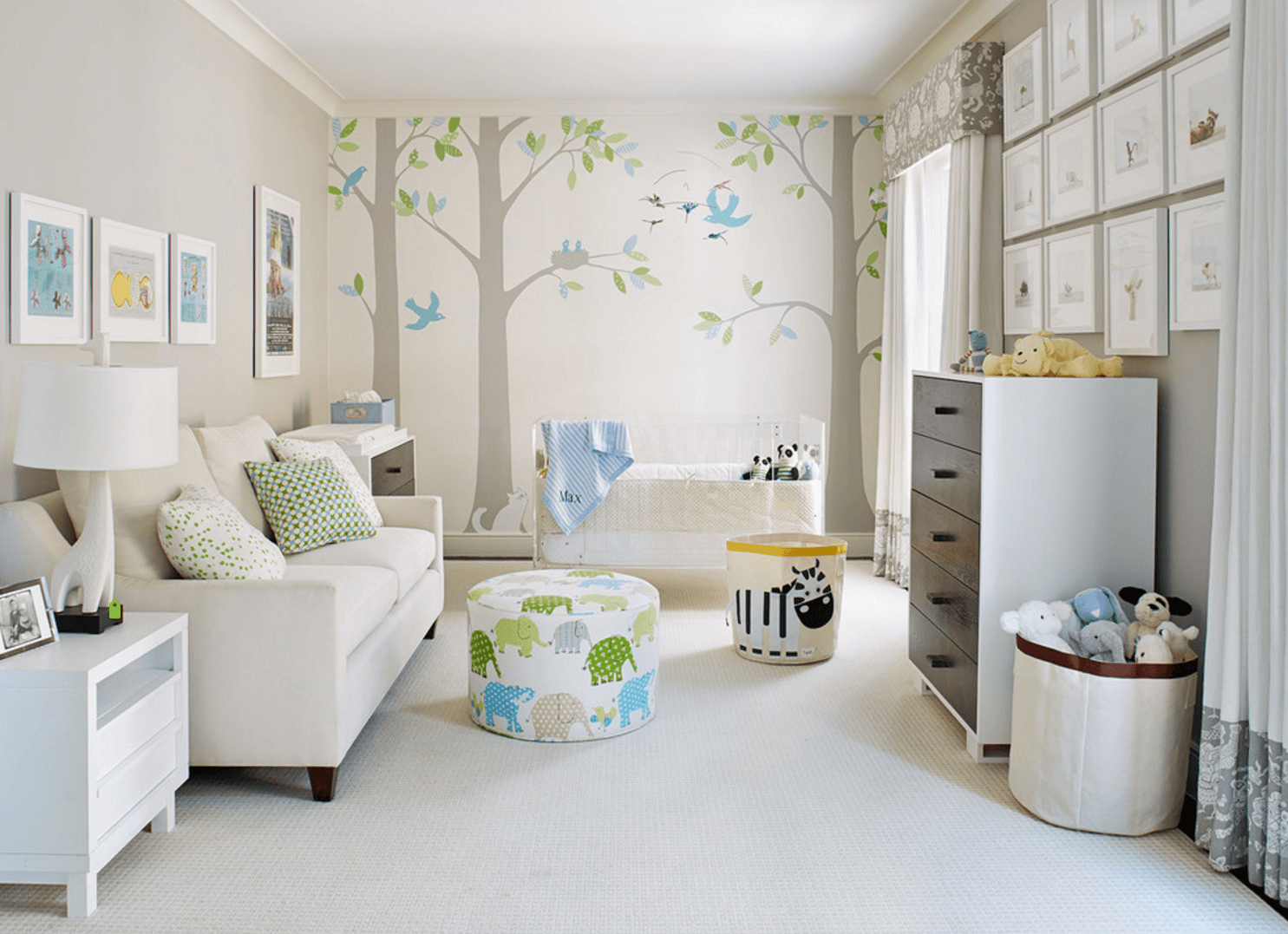 Интерьер стильной детской комнаты с рисунками на стене
