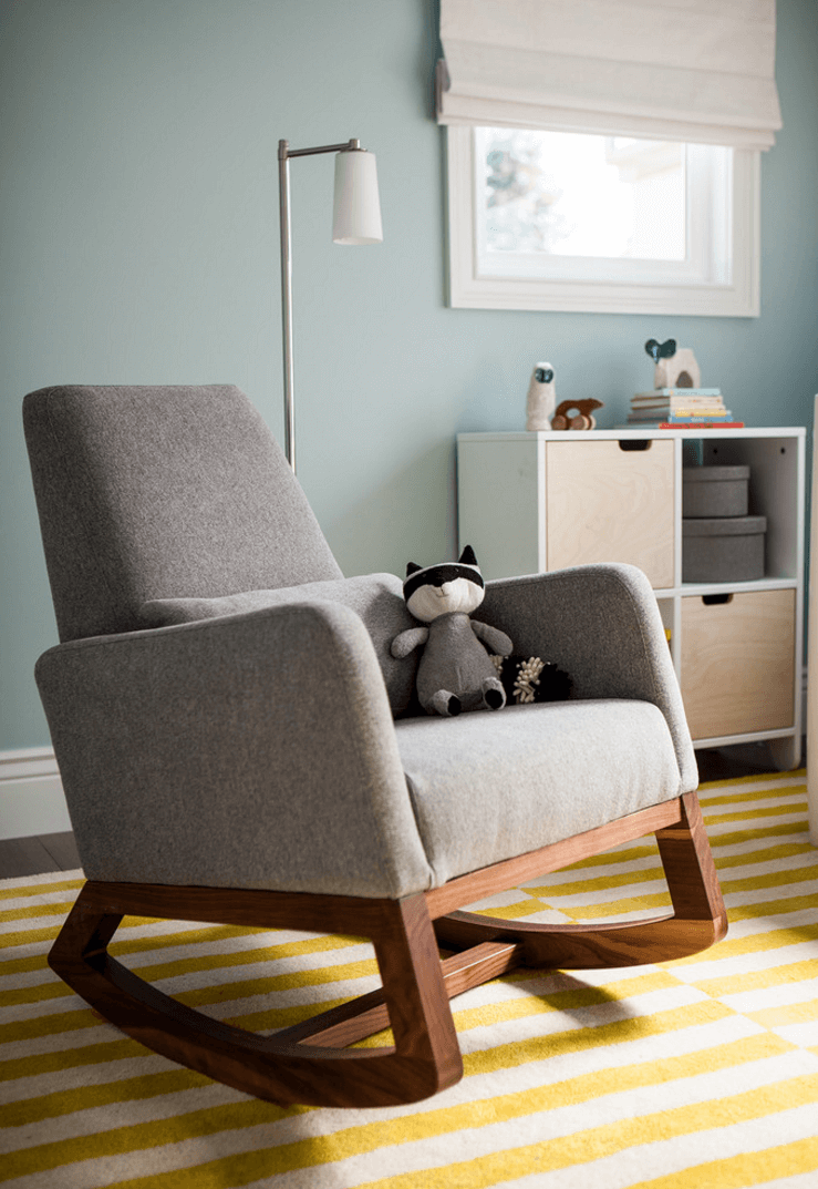 Комфортное кресло-качалка в интерьере детской комнаты