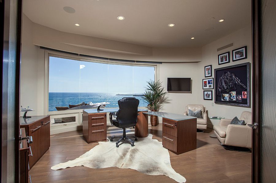 Шикарный интерьер домашнего офиса с видом на океан от Brion Jeannette Architecture