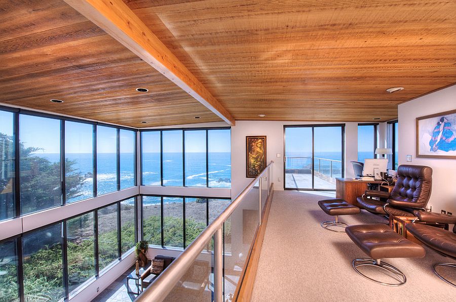 Шикарный интерьер домашнего офиса с видом на океан от Decker Bullock Sotheby’s International Realty