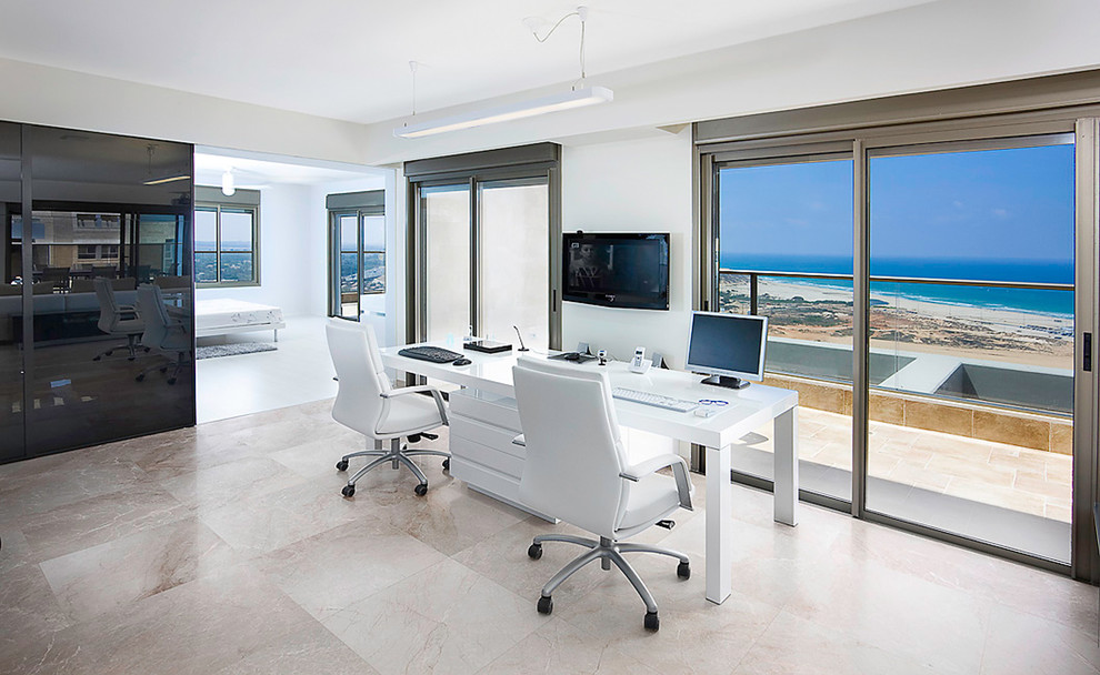 Шикарный интерьер домашнего офиса с видом на океан