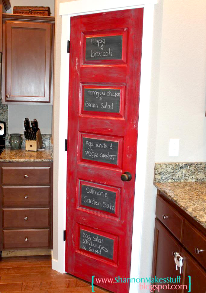 Креативная красная дверь в кладовую комнату
