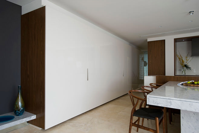 Шикарный шкаф-купе в интерьере кухни от Minosa Design Studiо в Австралии