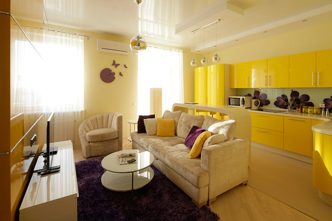 Жить, улыбаясь солнцу, – оригинальный интерьер маленькой квартиры в жёлтых тонах