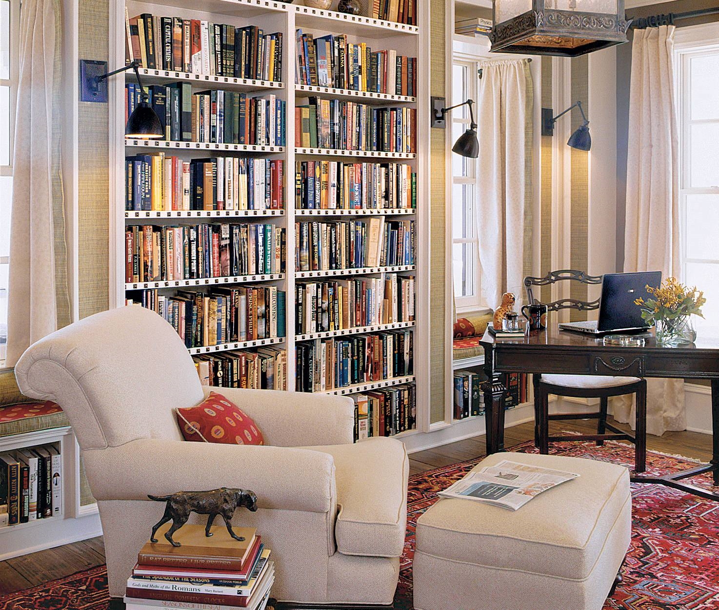 Основные достоинства кабинета - красочная библиотека, мягкие тона текстиля, приятное освещение