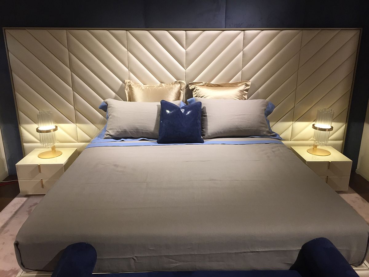 Светлый интерьер спальни с оттенками синего