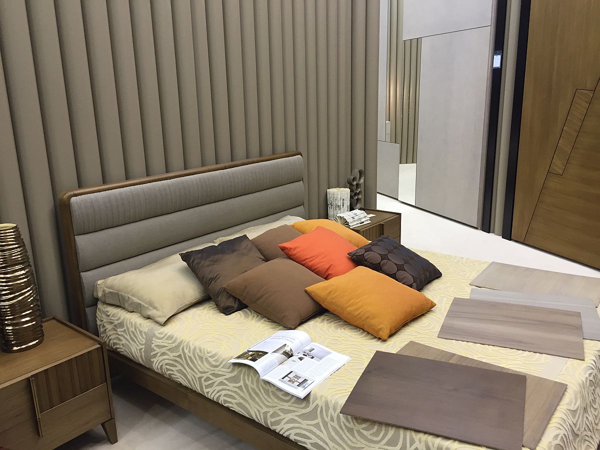 Разноцветные подушки для спальни в современном стиле