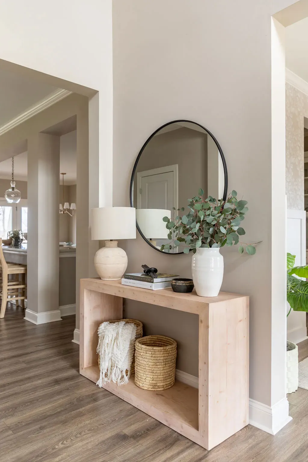 Прихожая с деревянной консолью и круглым зеркалом