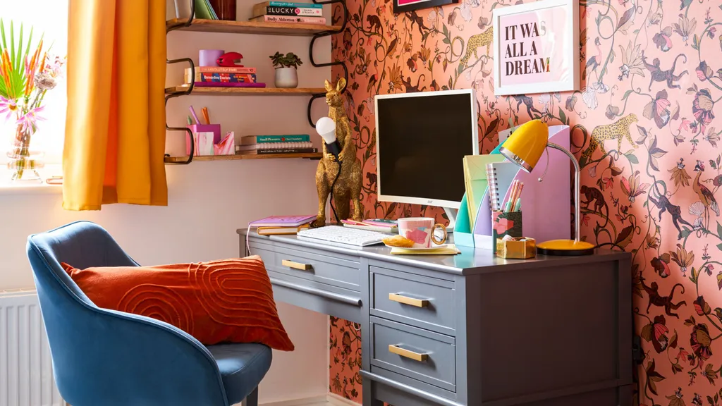 Рабочее место с яркими обоями и письменным столом.jpg