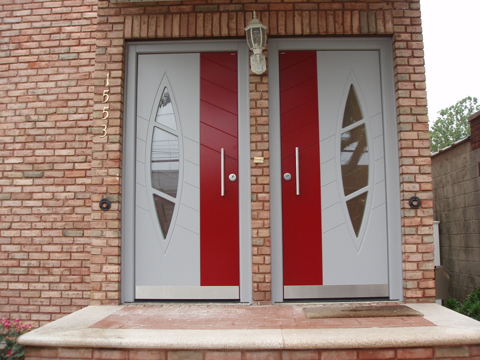 Входные серые двери с красной вставкой