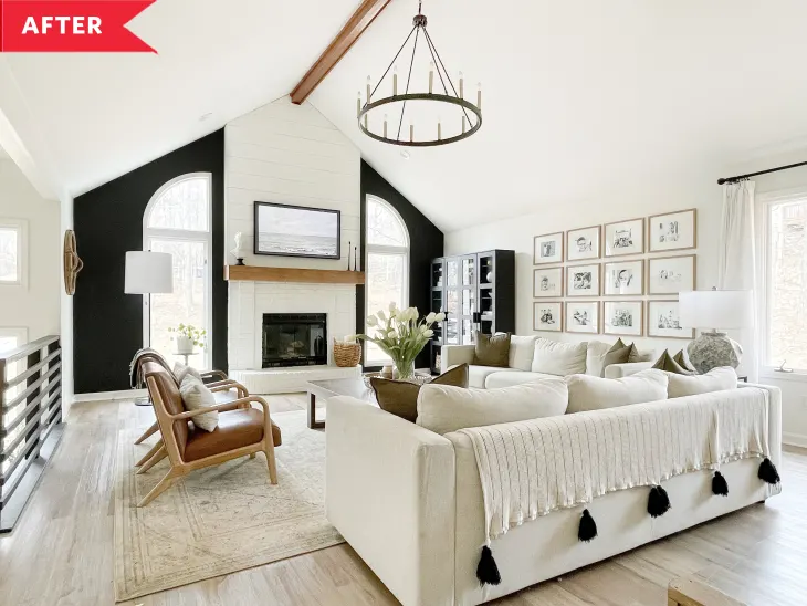 Современная гостиная с камином после ремонта