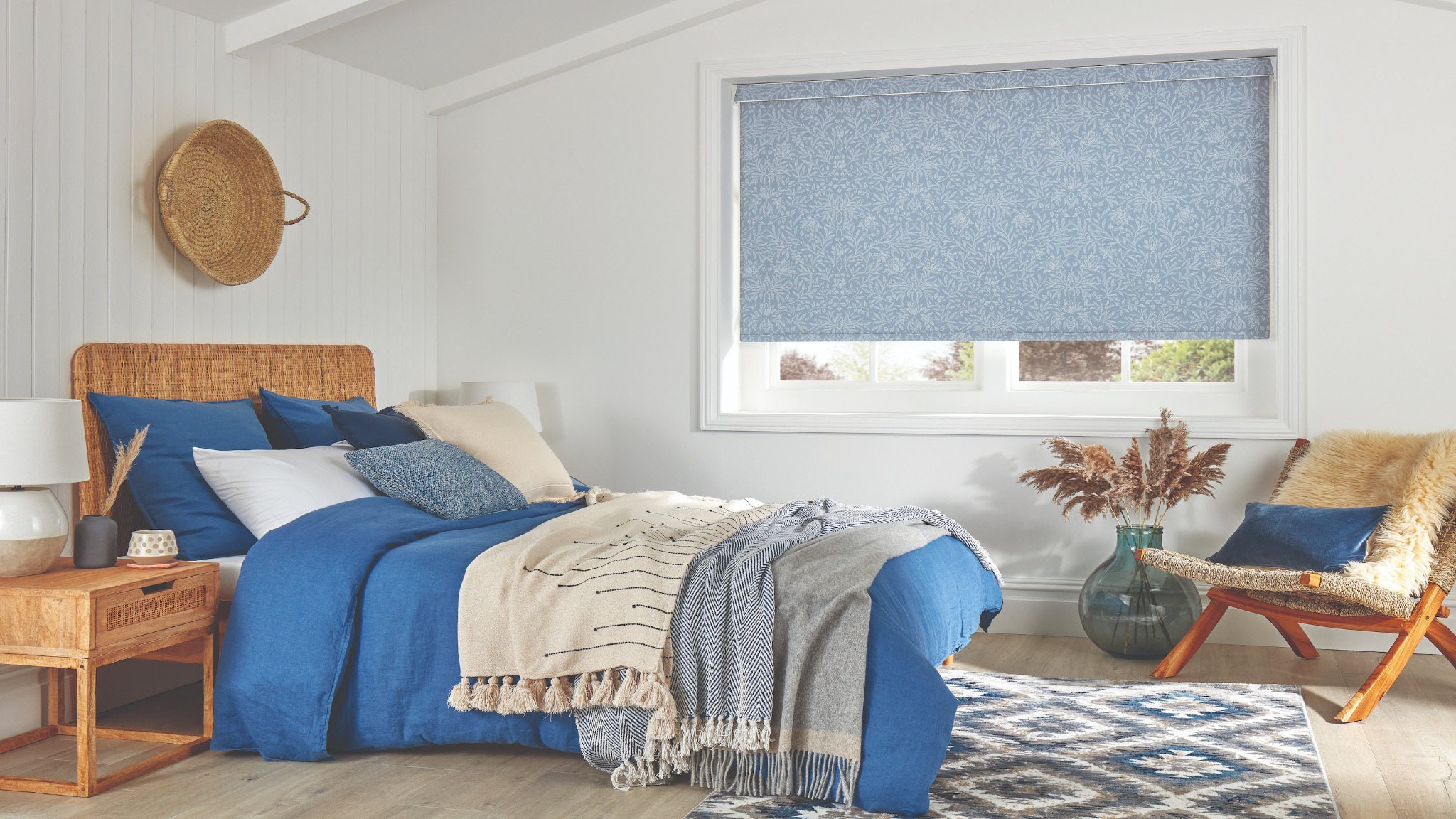 Спальня с синим текстилем и плетеной мебелью