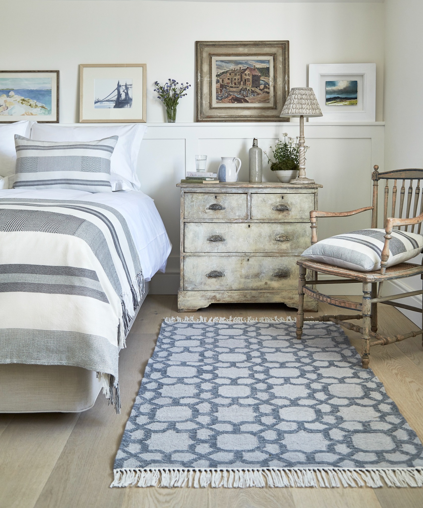 Спальня с винтажным комодом и классическим декором