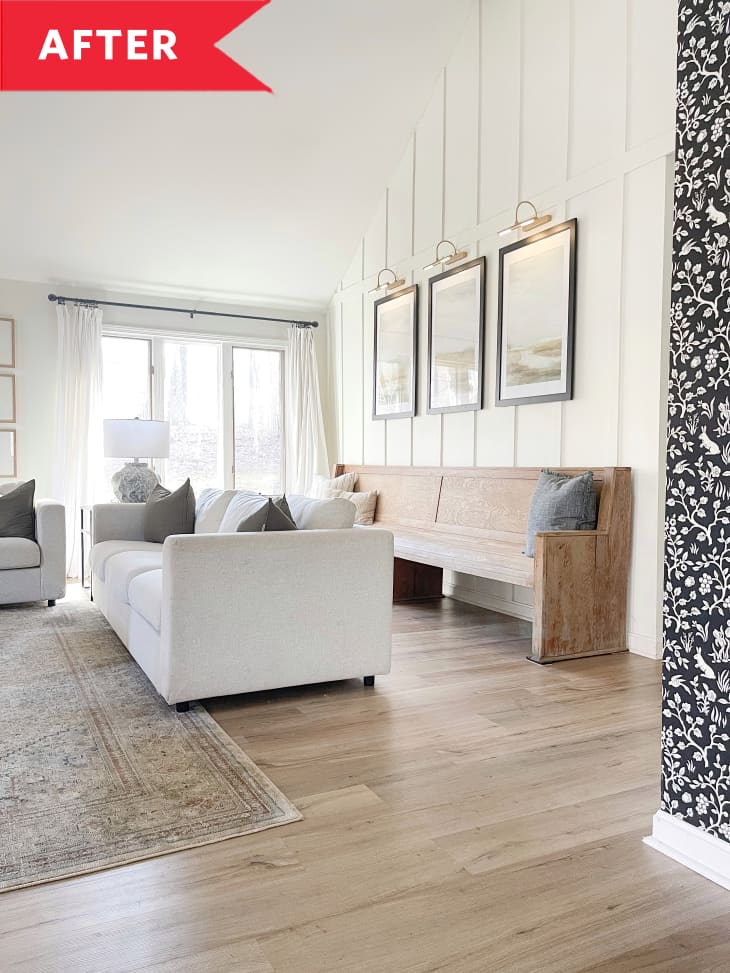 Светлая гостиная с диваном и деревянной скамьей после ремонта