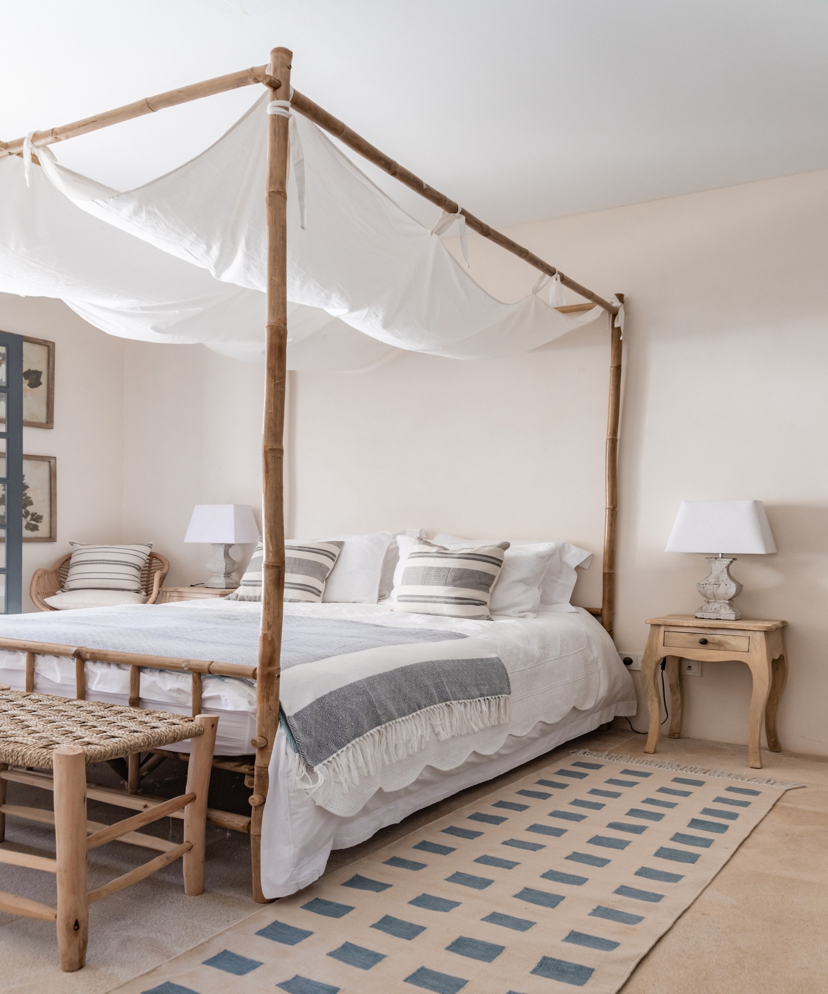 Светлая спальня с кроватью с балдахином из бамбука