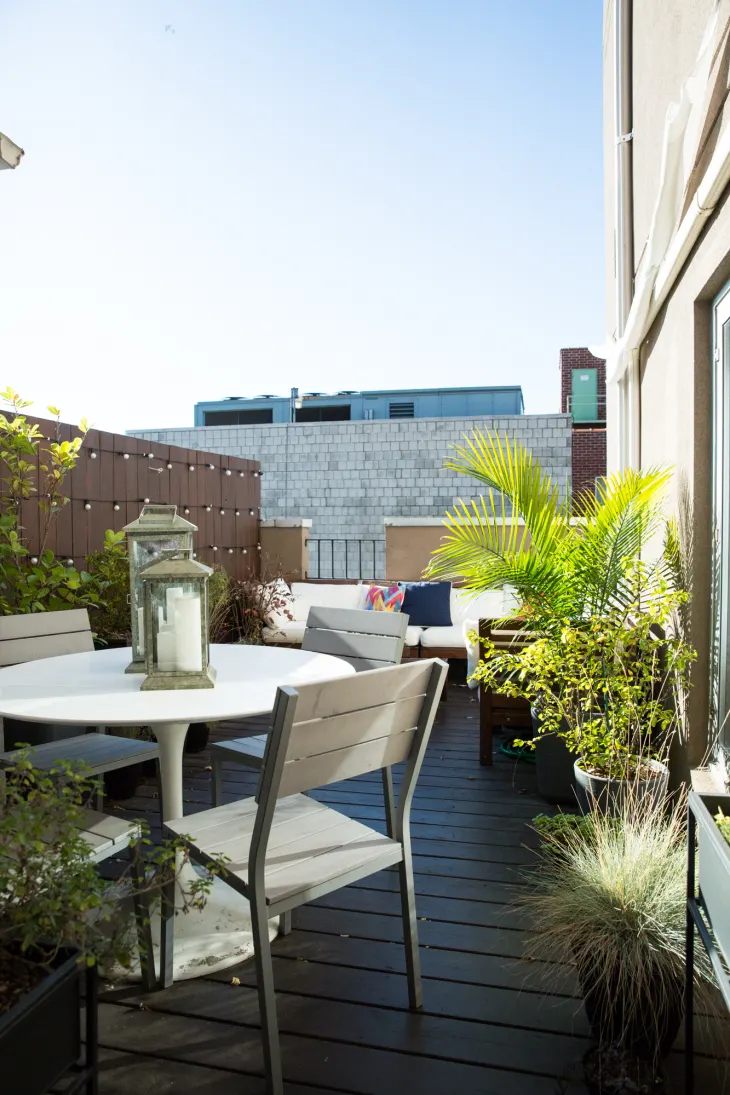 Терраса с обеденным столом и растениями