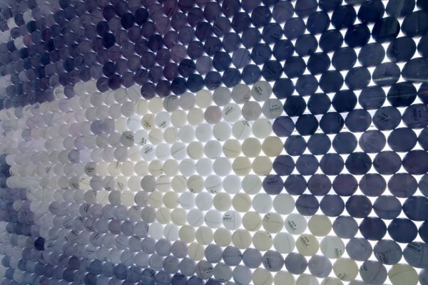 Мозаичная стена из шариков для пинг-понга в компании Dropbox в San Francisco