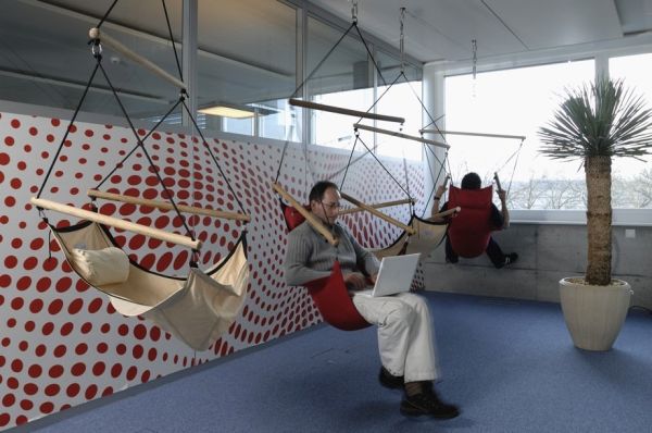 Подвесные кресла в офисе компании Google в Цюрихе, Германия