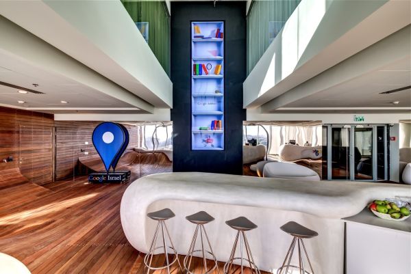 Обеденная зона в офисе компании Google в Тель-Авиве, Израиль