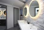 Выбираем современное зеркало для ванной комнаты