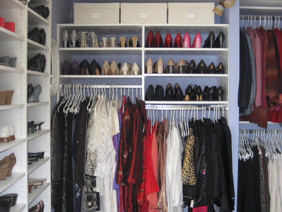 Вешалки и обувь в шкафу в гардеробной