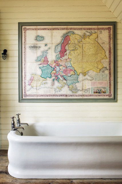 Географическая карта на стене в ванной