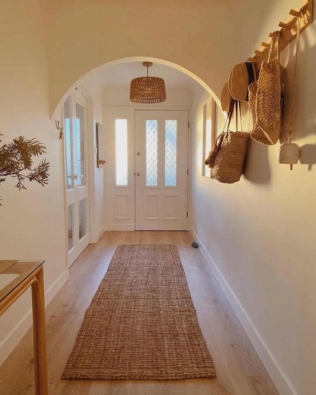 Узкий коридор с ковром и настенными аксессуарами