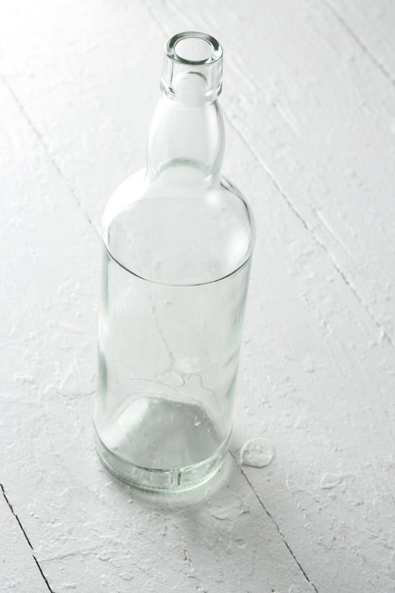 Бутылка без этикетки