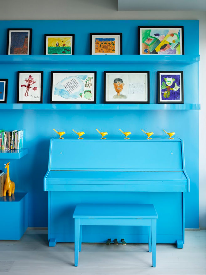 Синий рояль в интерьере гостиной