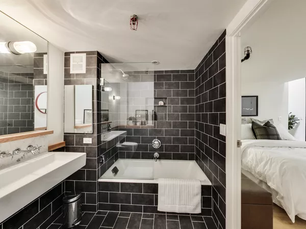 Апартаменты в башне: ванная комната в чёрно-белых тонах