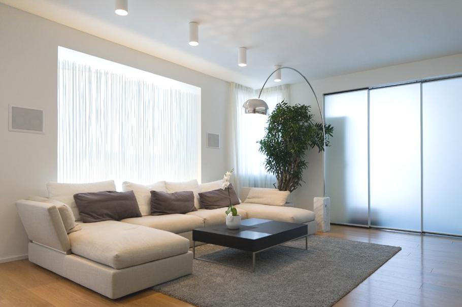 Современная квартира: дизайн светлой гостиной