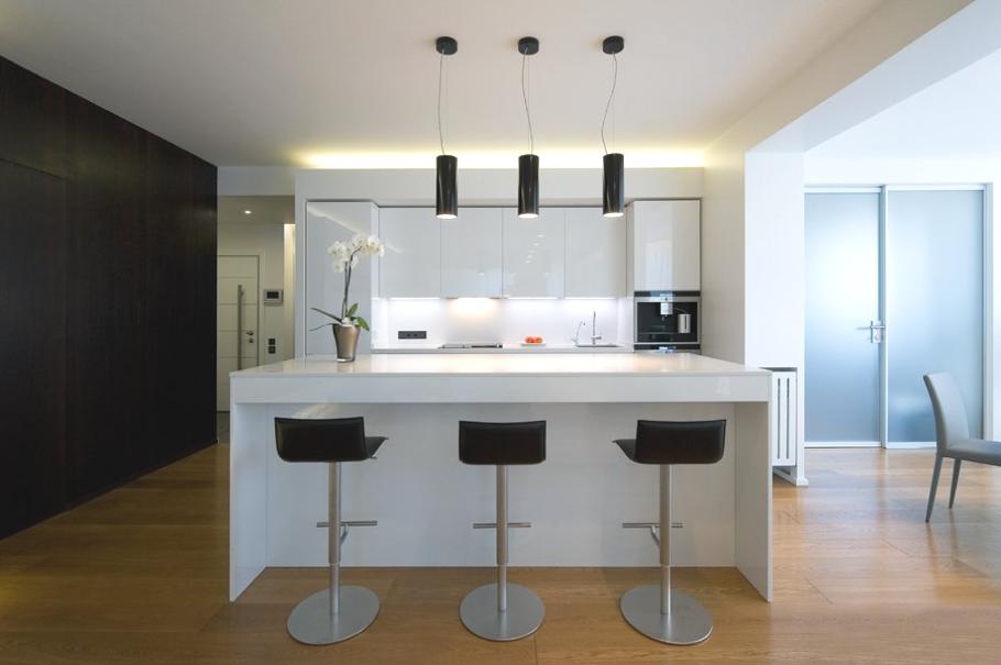 Кухонный интерьер с красивыми светильниками