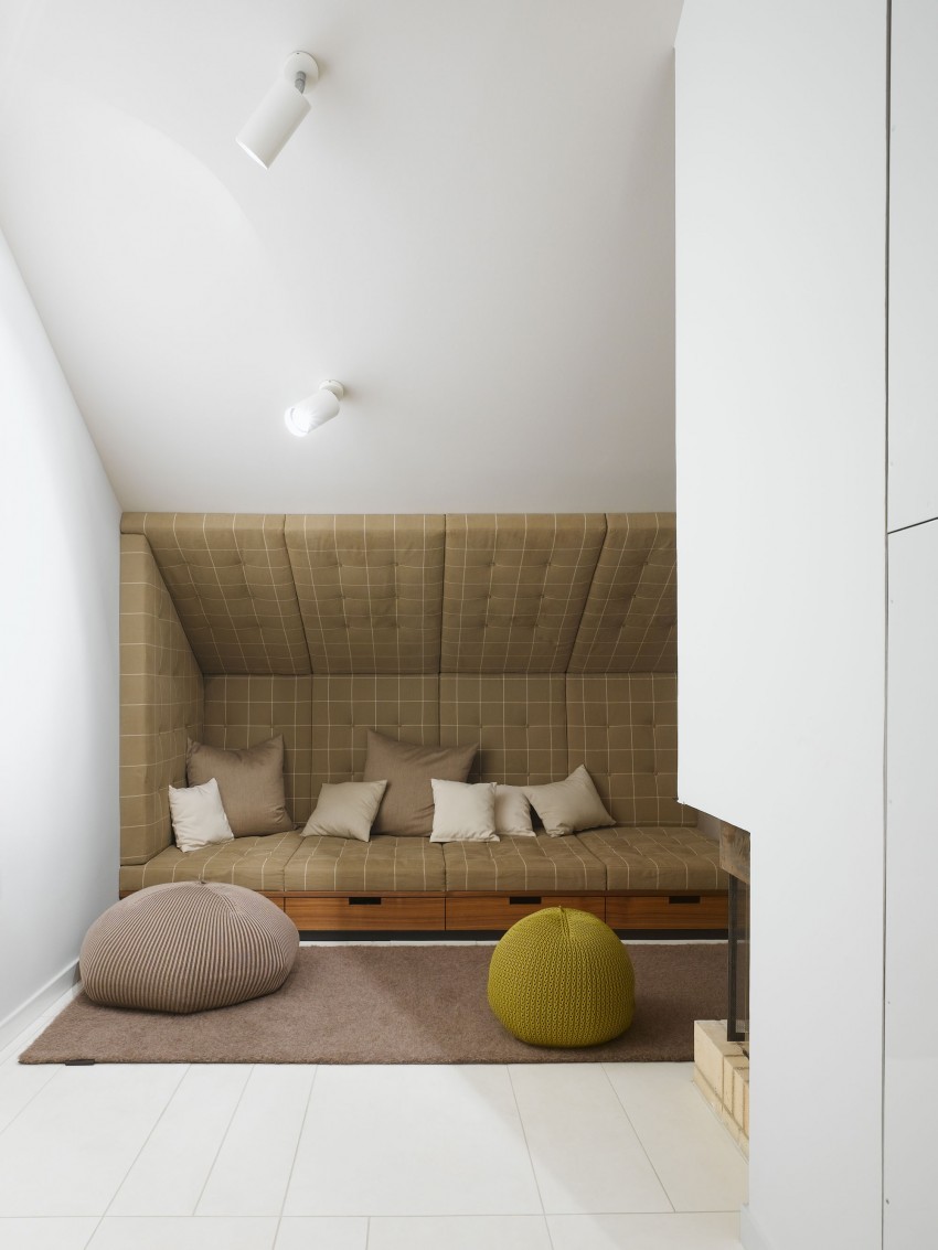 Уютная зона отдыха: мягкий диван с декоративными подушками