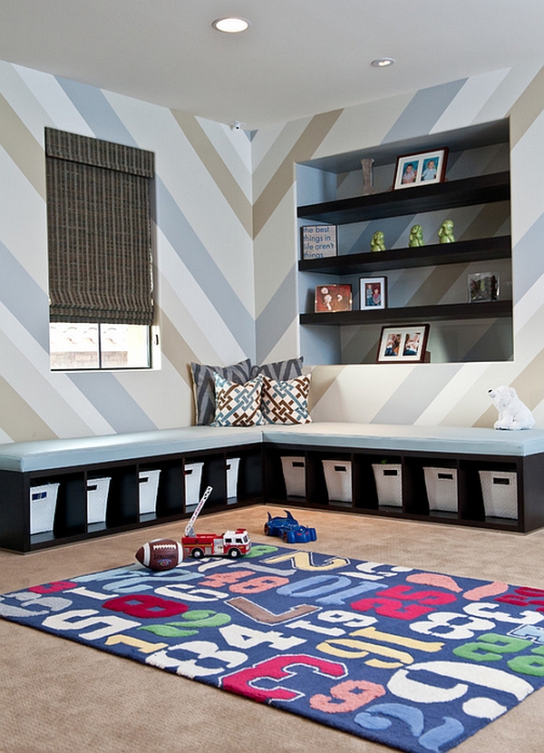 Просторная детская комната с ярким ковром, дизайн от Red Egg Design Group