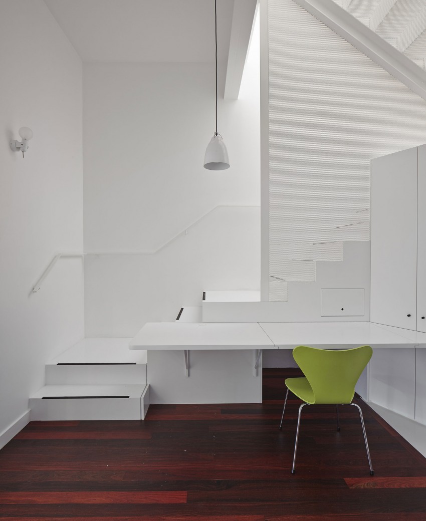 Белые стены и лестница в интерьере квартиры