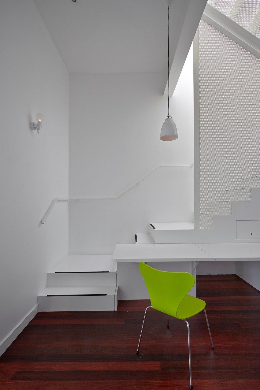 Рабочий стол белого цвета в интерьере квартиры