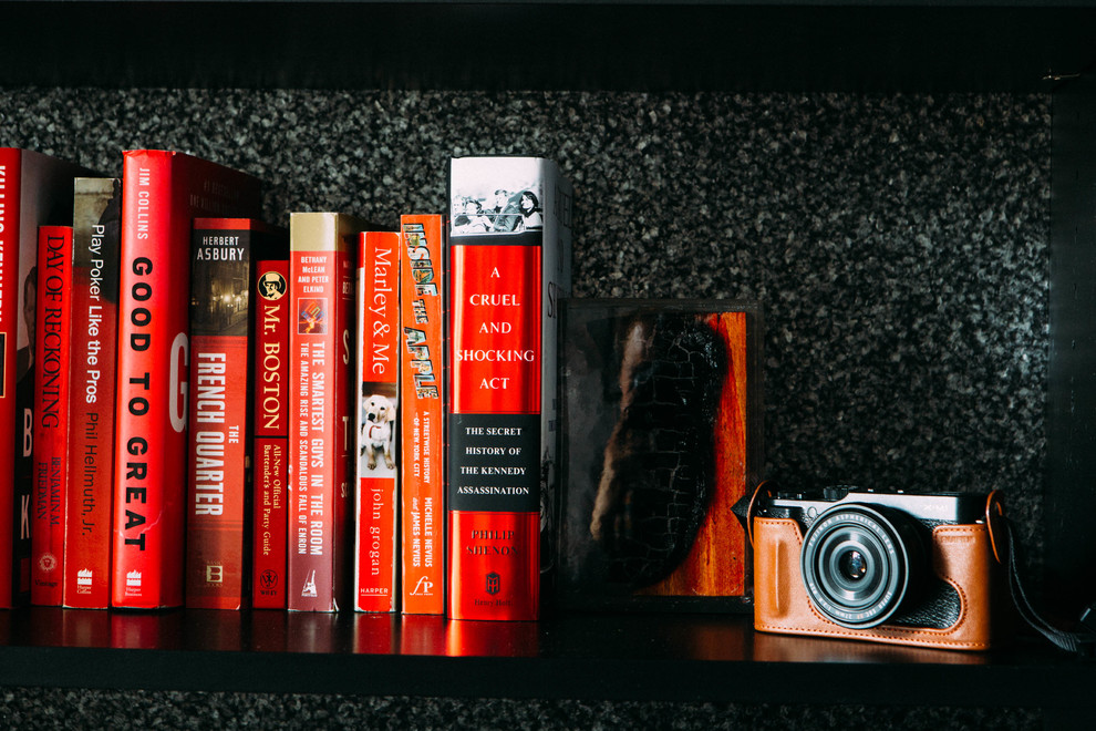 Книги и фотоаппарат в лофт-квартире 