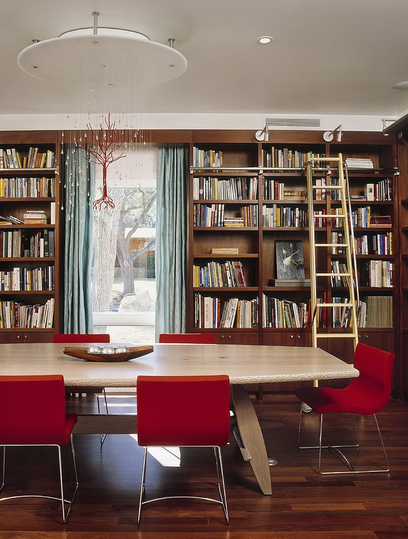 Библиотека в столовой - люстра и красные стулья