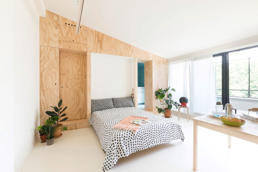 Интерьер квартиры - панель из фанеры трансформируется в двуспальную кровать