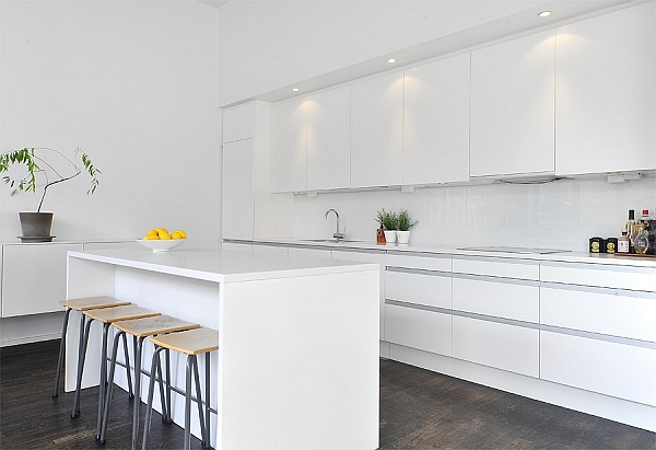 Белая мебель на кухне лофт-апартаментов