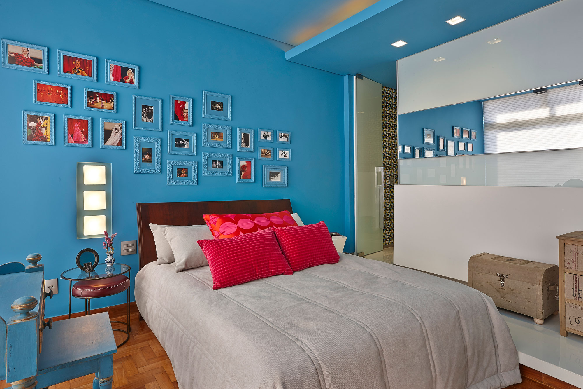 Красиво покрасить комнату. Яркий интерьер спальни. Спальня в ярких тонах. Голубые стены в интерьере. Яркая спальня в современном стиле.
