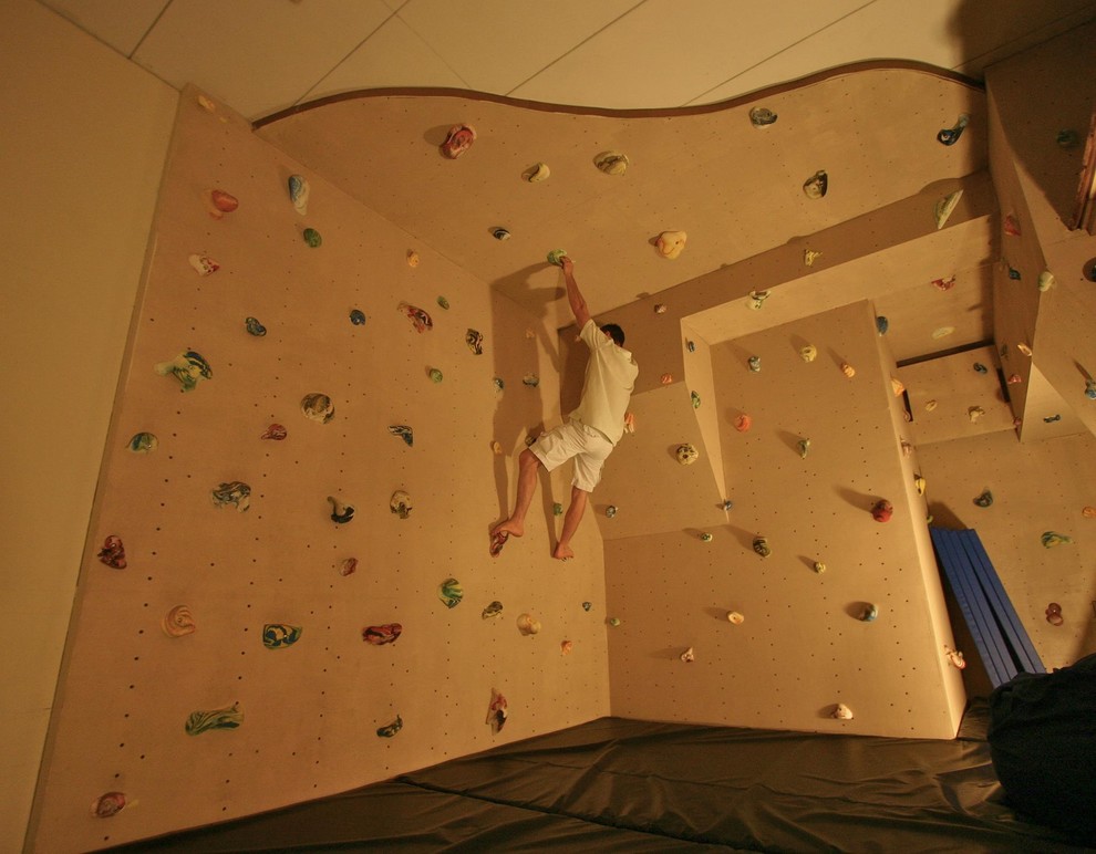 climbing wall in the interior 01